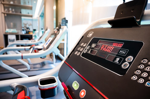 在健身房跑步机上跑步图片下载