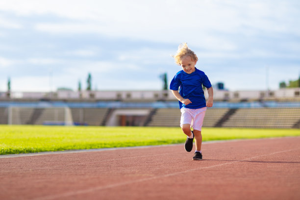 孩子们在体育场里奔跑。孩子们跑了。健康的运动。图片下载