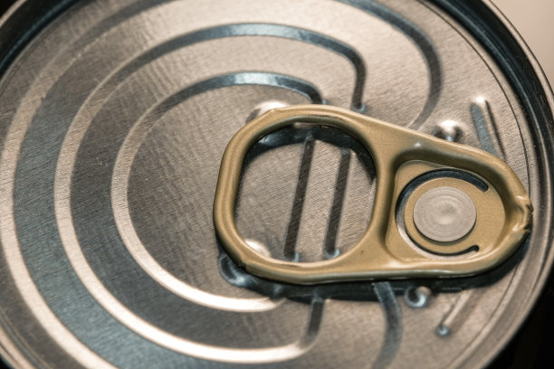 盖上一个封闭的锡罐的盖子图片下载