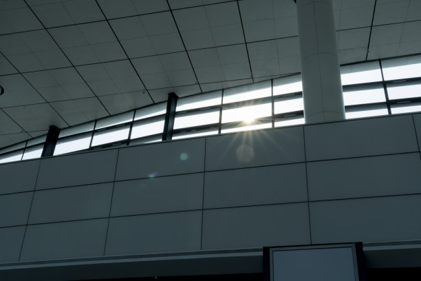 日落时，低角度的现代天花板和机场航站楼的窗户图片下载