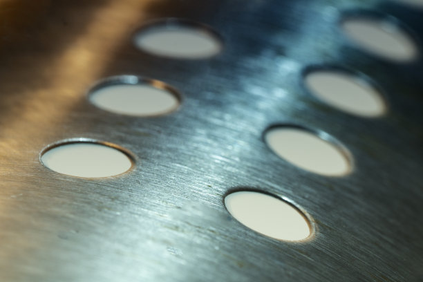 特写穿孔金属表面细节图片下载