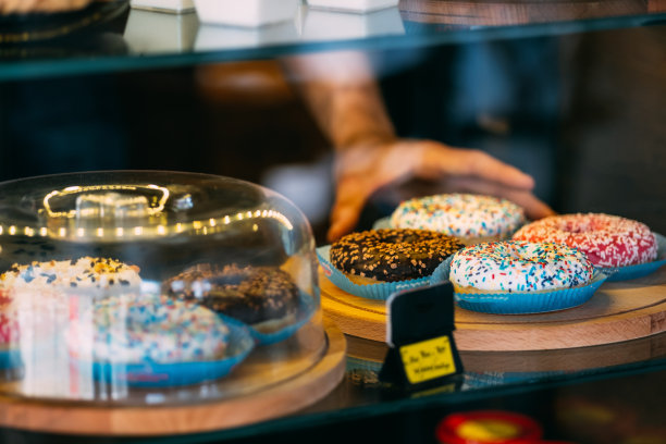 咖啡馆里的美味甜甜圈图片下载