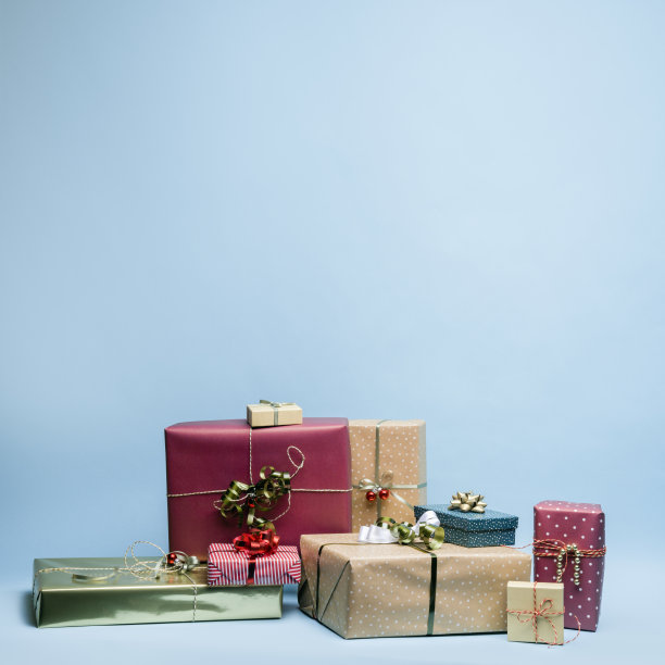 在演播室的背景纸包裹的圣诞礼物图片下载