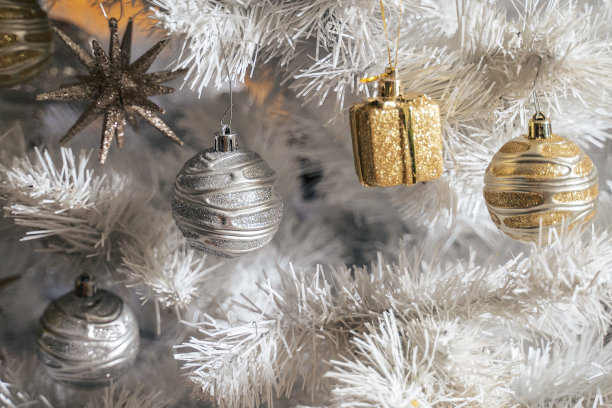 圣诞节的概念。圣诞树上的圣诞装饰——白色、银色和金色的元素。家居装饰。图片下载
