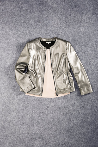 时尚闪亮的夹克孤立在灰色背景图片下载