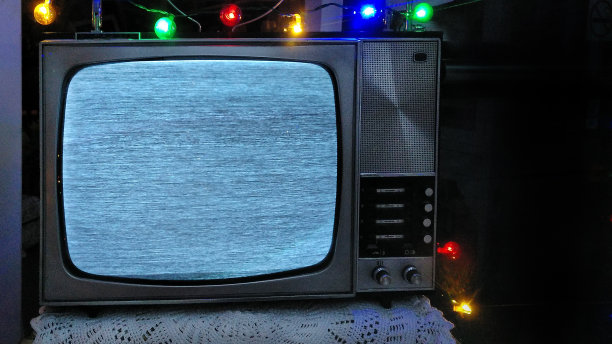 老式电视屏幕与故障静态图像。图片下载