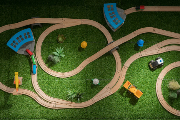 儿童玩具框架在黄色背景，玩具木制铁路和火车。前视图。Flatlay。图片下载