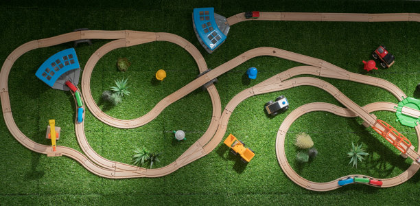 儿童玩具框架在黄色背景，玩具木制铁路和火车。前视图。Flatlay。图片下载