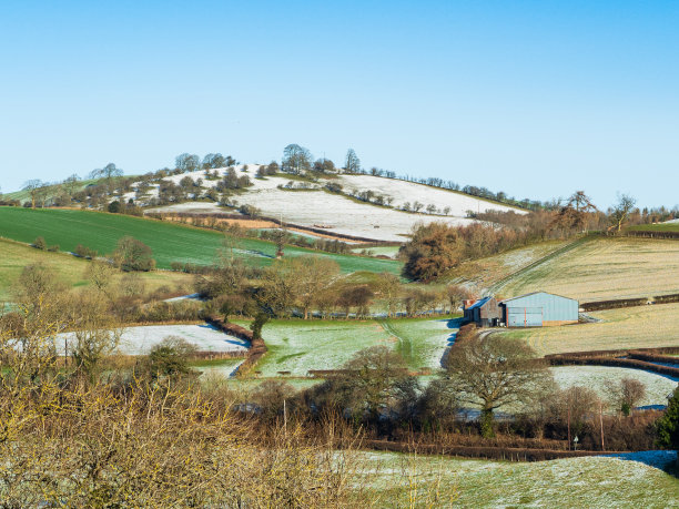 圣诞节临近克伦十二月，五颜六色的什罗普郡山上的雪。美丽的丘陵英国风景;英国股票的照片图片下载