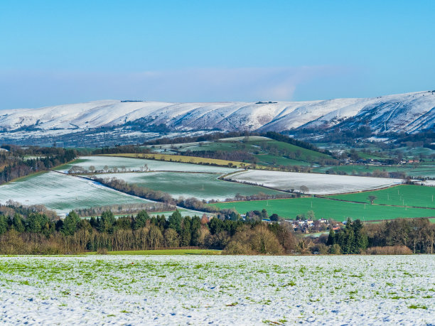 雪在五彩缤纷的什罗普郡山，靠近克伦为圣诞节，美丽的丘陵英国风景，英国股票照片图片下载