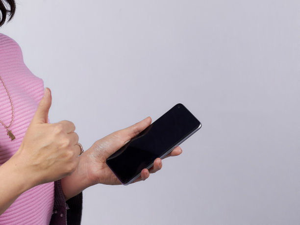 白色背景上的一个女孩手拿着智能手机，并显示一个喜欢的人。图片下载