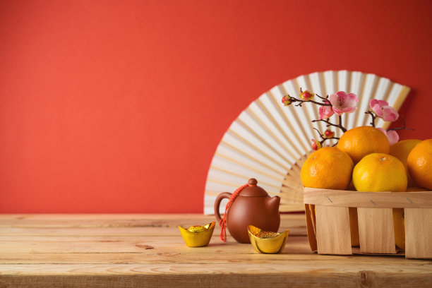 红色背景的木桌上是中国新年的装饰品图片下载