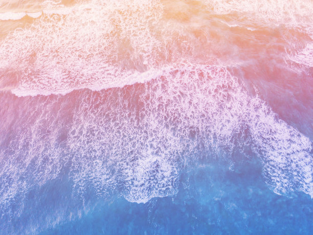 夏季海面鸟瞰，美丽的海浪。图片下载