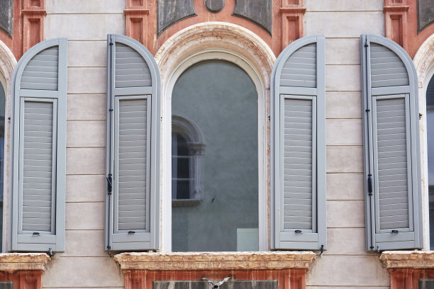 意大利窗在时尚和美丽的彩色墙面与开放的木制灰色古典百叶窗图片下载