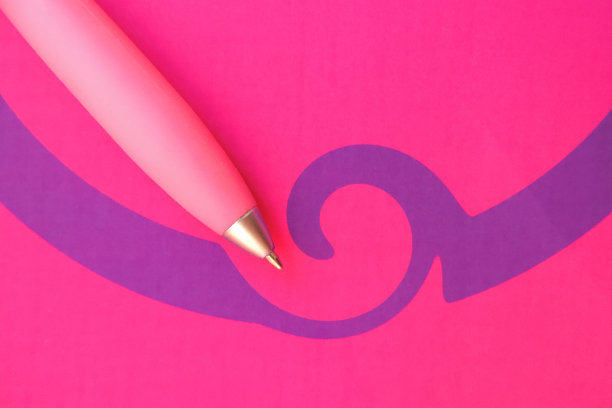 粉红色的笔在粉红色的背景与紫色简洁的花体图案，复制空间，文字的地方图片下载