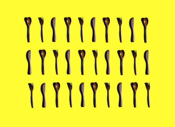 黄色背景的木制炊具图片下载