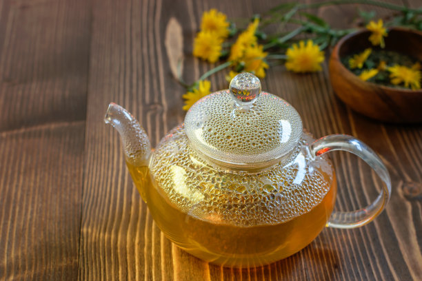 木桌玻璃茶壶，金色蒲公英茶。图片下载