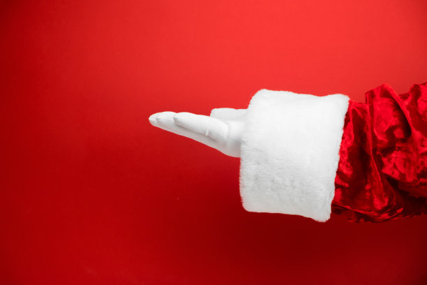 圣诞老人手礼物你的圣诞文字或产品在红色的背景与复制空间图片下载