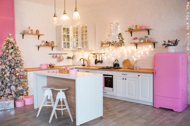 现代厨房内饰岛，水槽，橱柜在新的豪华家庭装饰圣诞风格。图片下载