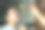 用勺子喂可爱的印度小女孩图片下载