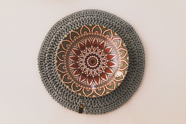 盘子放在桌子上。表装饰。表设置图片下载