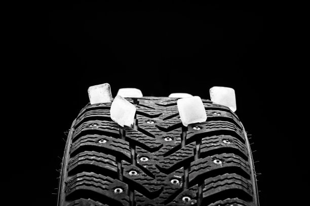 冬钉轮胎装饰冰砖。影棚拍摄。轮胎行业的概念。本空间图片下载