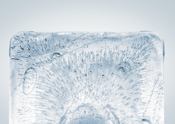 一个干净的矩形透明的冰块与气泡在白色的背景。图片下载