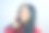 年轻的拉丁女人开心地在城市里用智能手机聊天。图片下载
