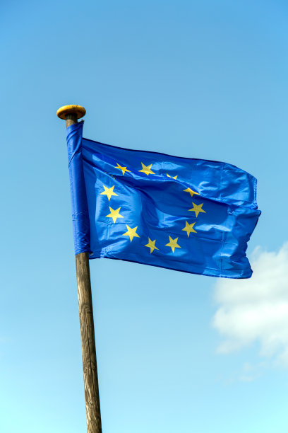 以德国蓝天为背景的欧盟旗帜。图片下载