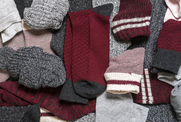 一堆袜子上面查看特写。各式各样的袜子。图片下载