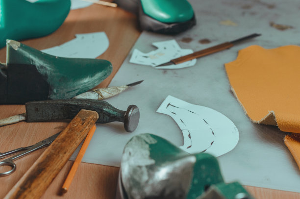 近距离观察车间里的制鞋工具图片下载