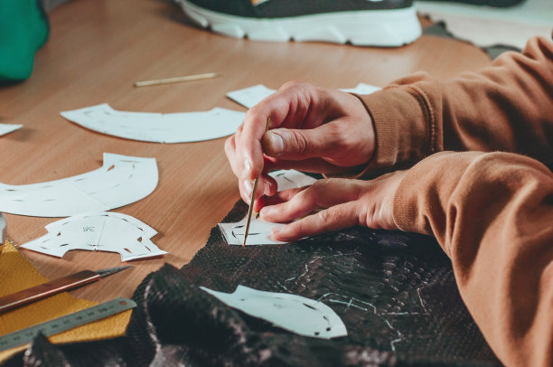 鞋匠在工作的模式，未来的鞋子图片下载