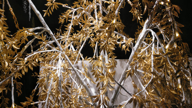 用镀金的树叶装饰树枝，手工制作圣诞装饰品。图片下载