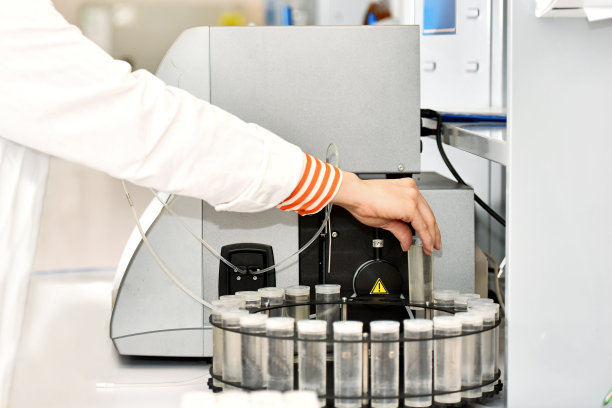 实验室技术员设置离心机。图片下载
