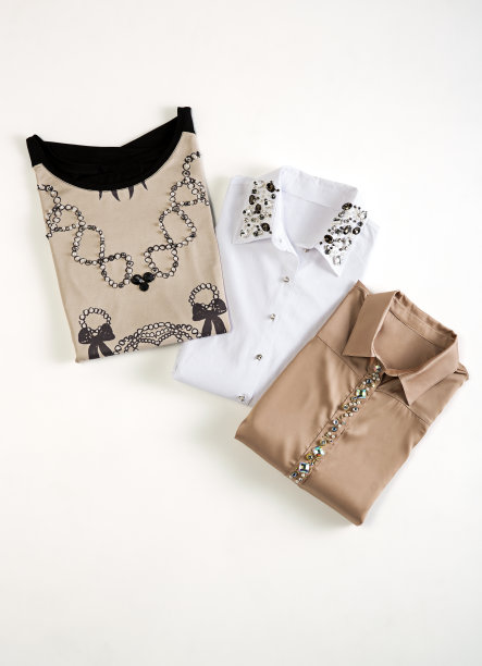 时尚的衬衫孤立在白色的背景图片下载