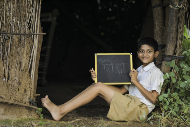 可爱的印度小孩在家里学习，并用马拉地语写了一些单词图片下载