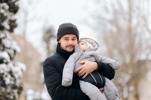 爱的父亲在冬天抱着她的宝贝女儿图片下载