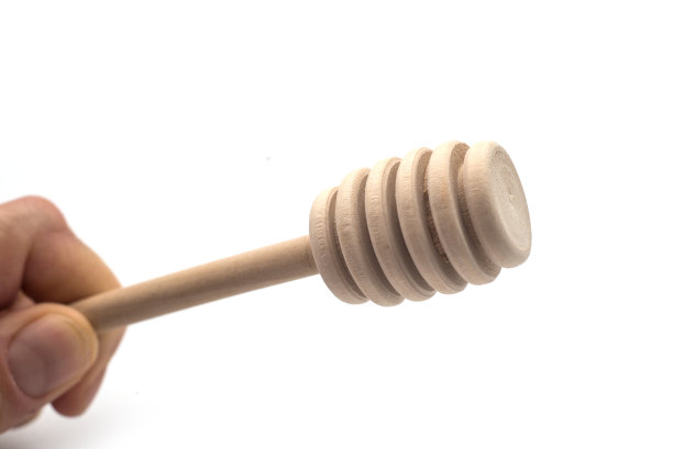 木制的蜂蜜勺在白色的背景上图片下载