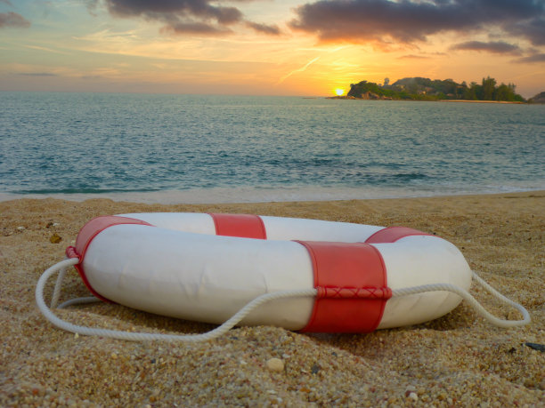 前景是一个救生圈，背景是泰国苏梅岛美丽的日落图片下载