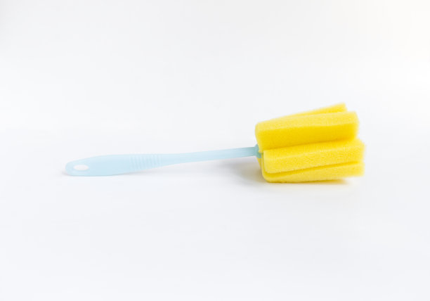 白色背景上的黄色海绵瓶清洁剂图片下载