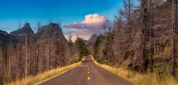 美丽的风景公路与美国落基山图片下载