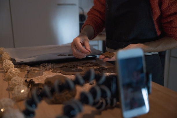 女人烤饼干当副业图片下载