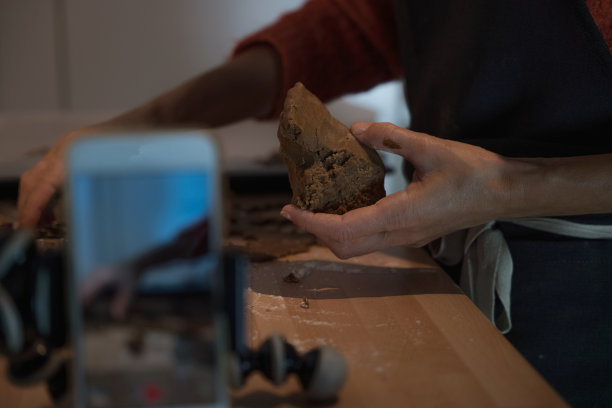 女人烤饼干当副业图片下载