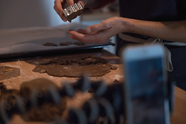 女人烤饼干当副业图片下载