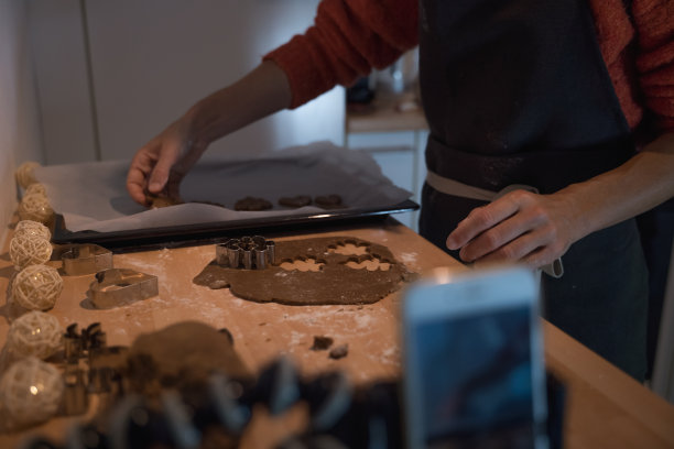 女人烤饼干当副业图片下载