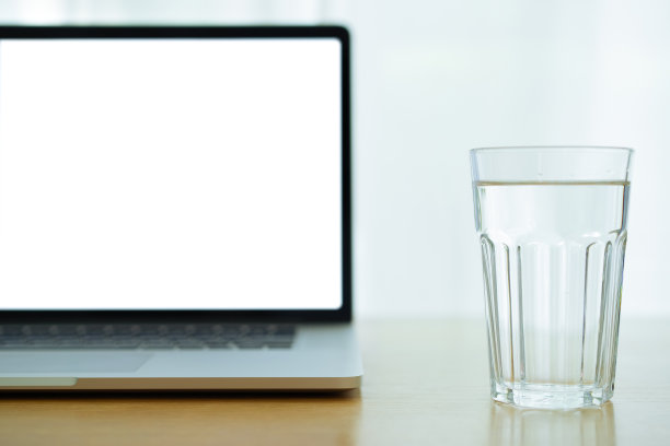 空白的白色笔记本电脑屏幕与剪切路径隔离图片下载