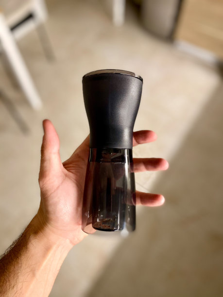 手握咖啡研磨机。可以使用了。图片下载