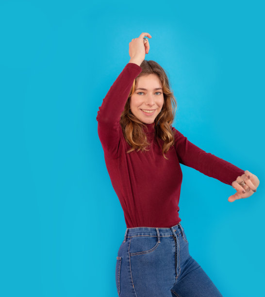 无忧无虑的少女在彩色背景下跳舞的肖像图片下载