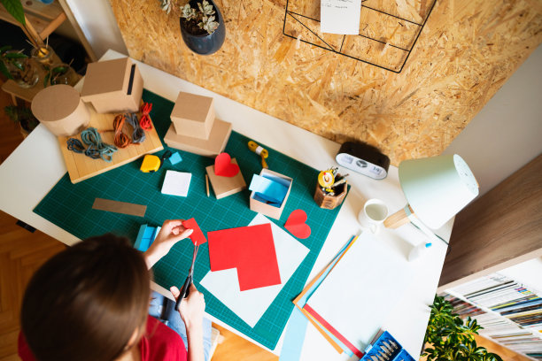一个不知名的女人正在制作新的工艺装饰盒子图片下载
