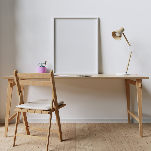 8x10白色模型框架放置在木桌上图片下载
